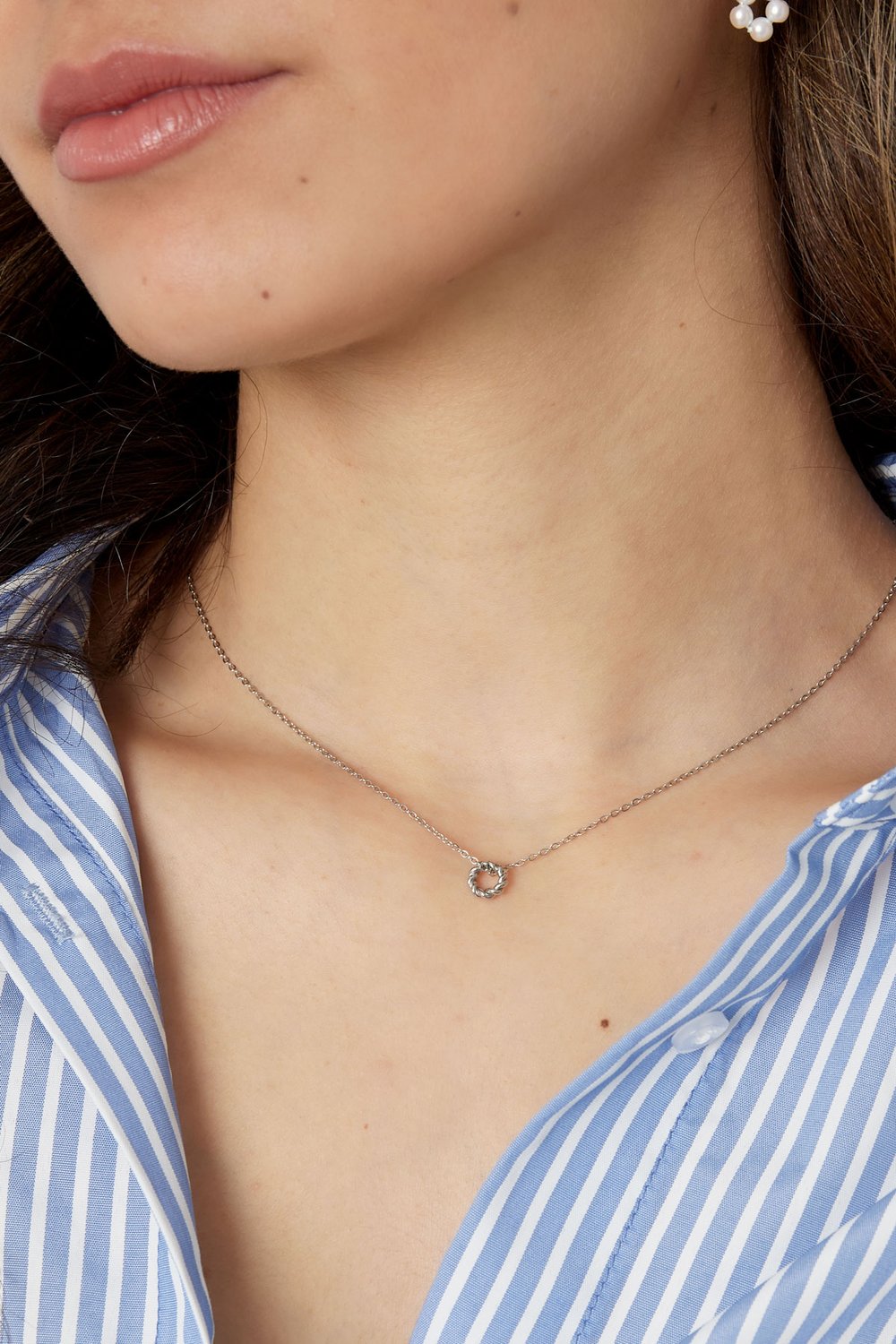 classic necklace with twisted charm h5Picture3